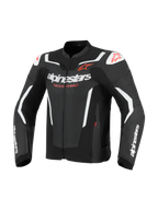 Giacca in pelle Alpinestars GP Force V2 Air, giacca da moto, nero e bianco con accenti rossi, caratterizzata da pannelli in pelle traforata per la ventilazione, loghi Alpinestars bianchi e scritta 'Racing Ahead', slider sulle spalle DFS, design racing sportivo