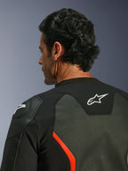 Giacca in pelle Alpinestars GP Force V2 Air, nero e rosso fluo, primo piano della parte superiore della schiena e della spalla, con ampie perforazioni della pelle per il flusso d'aria, logo bianco sulla schiena e protezione per la spalla GP Lite Evo