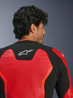 Alpinestars GP Force V2 Air Leather Jacket, rossa e nera, vista ravvicinata posteriore con pelle ampiamente traforata per il flusso d'aria, pannello elasticizzato nero con logo Astars bianco, giacca da moto con vestibilità sportiva