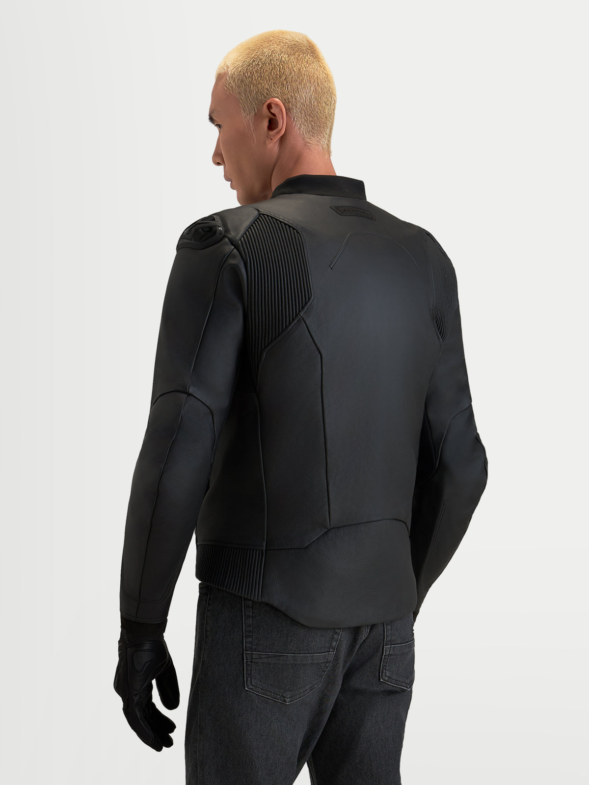 Alpinestars Caliber V2 Giacca di pelle, giacca da moto in pelle da uomo, nero, vista posteriore con pannelli elastici a fisarmonica e protezioni spalle DFS