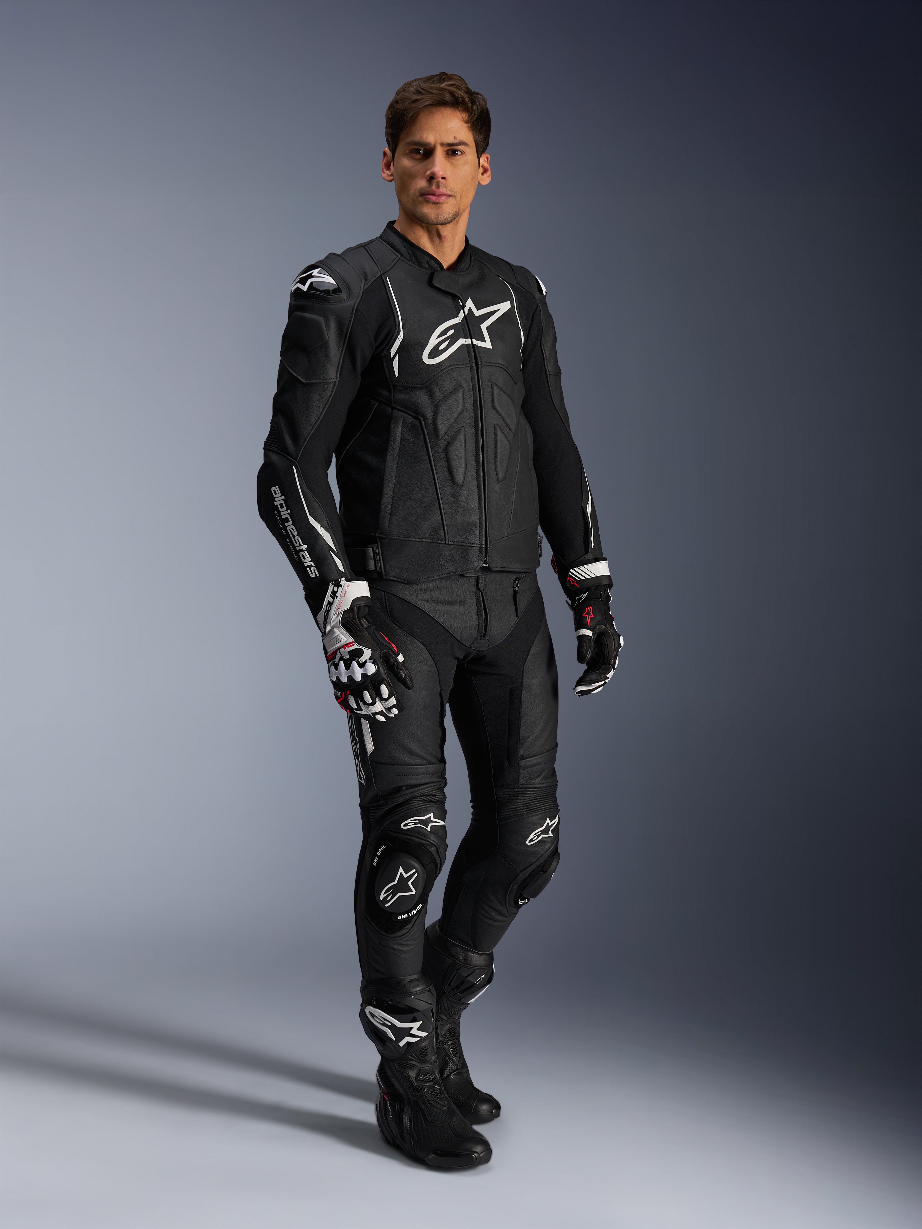 Pantaloni in pelle Alpinestars Missile V3 e giacca in pelle nera coordinata, tuta da moto completa, nera con logo Alpinestars bianco su petto e ginocchia, include guanti e stivali racing professionali, equipaggiamento protettivo aerodinamico per strada e pista