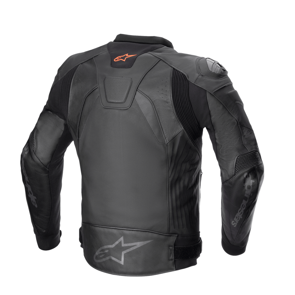Giacca in pelle Alpinestars GP Plus V4, giacca da moto sportiva, nero, vista posteriore con logo Astar rosso sul collo, logo Astar grigio sulla parte inferiore della schiena, struttura in pelle bovina con pannelli elasticizzati A-CS™ Plus