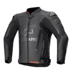 Giacca in pelle Alpinestars GP Plus V4, giacca da moto racing nera con marchio ASTARS argento sul petto, cerniera frontale, slider esterni DFS sulle spalle, cerniere di ventilazione sull'addome, cinturini regolabili in vita, dettagli rossi all'interno del colletto, costruzione in pelle pregiata e tessuto tecnico elasticizzato