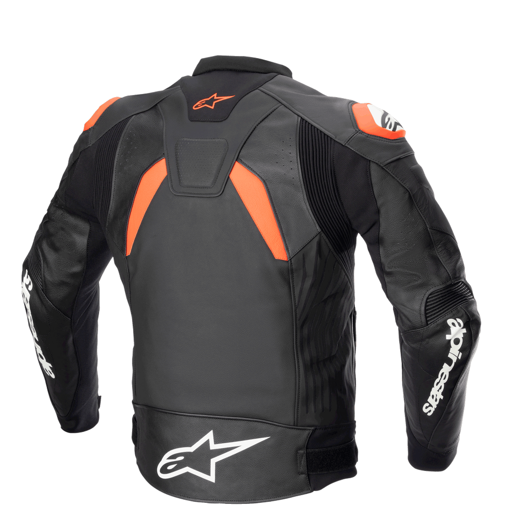 Giacca in pelle Alpinestars GP Plus V4, nero, rosso fluo e bianco, vista posteriore con pannelli elasticizzati e slider sulle spalle, loghi Alpinestars bianchi su maniche e vita, silhouette sportiva d'ispirazione racing