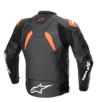 Giacca in pelle Alpinestars GP Plus V4, nero, rosso fluo e bianco, vista posteriore con pannelli elasticizzati e slider sulle spalle, loghi Alpinestars bianchi su maniche e vita, silhouette sportiva d'ispirazione racing