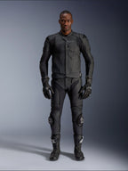 Giacca in pelle Alpinestars Dusk Airflow, nera, indossata con pantaloni da moto, guanti e stivali coordinati, caratterizzata da pelle traforata per il massimo flusso d'aria, design ergonomico multi-pannello e protezioni interne, abbigliamento professionale per guida sportiva e su strada