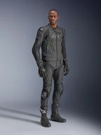 Giacca in pelle Alpinestars Dusk Airflow, Nero Nero, indossata da un pilota con equipaggiamento tecnico completo comprensivo di pantaloni in pelle, guanti e stivali coordinati, con pannelli in pelle traforata per la ventilazione e protezioni integrate per la guida sportiva