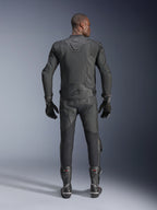 Modello uomo visto da dietro che indossa la giacca in pelle Alpinestars Dusk Airflow in nero, abbinata a pantaloni da corsa in pelle, guanti e stivali neri coordinati, con ampie perforazioni per la ventilazione e il logo Alpinestars sulla parte bassa della schiena.