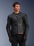 Alpinestars GP Plus R V4 Airflow Leather Jacket, giacca da moto racing in pelle nera con costruzione in pelle traforata, logo ASTARS sul petto e protezioni per le spalle DFS, indossata con guanti neri e rossi