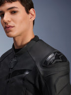 Giacca in pelle Alpinestars GP Plus R V4 Airflow, colore nero, primo piano su un modello con protezione per le spalle DFS a doppia densità e pelle traforata, abbigliamento tecnico sportivo professionale
