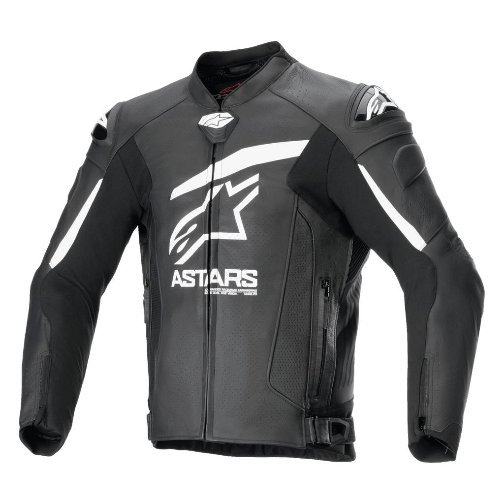 Giacca in pelle Alpinestars GP Plus R V4 Airflow, nero e bianco, vista frontale con grande logo Astars bianco e scritta sul petto, pannelli in pelle traforata per la ventilazione, slider DFS sulle spalle, tasche con zip e cinturini regolabili in vita, abbigliamento racing da moto in pelle premium