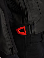 Giacca in pelle Alpinestars GP Plus R V4 Airflow in primo piano, pelle nera traforata con cinghia di regolazione in vita a strappo rosso fluo vivace, tasca laterale con zip e pannelli ergonomici testurizzati.