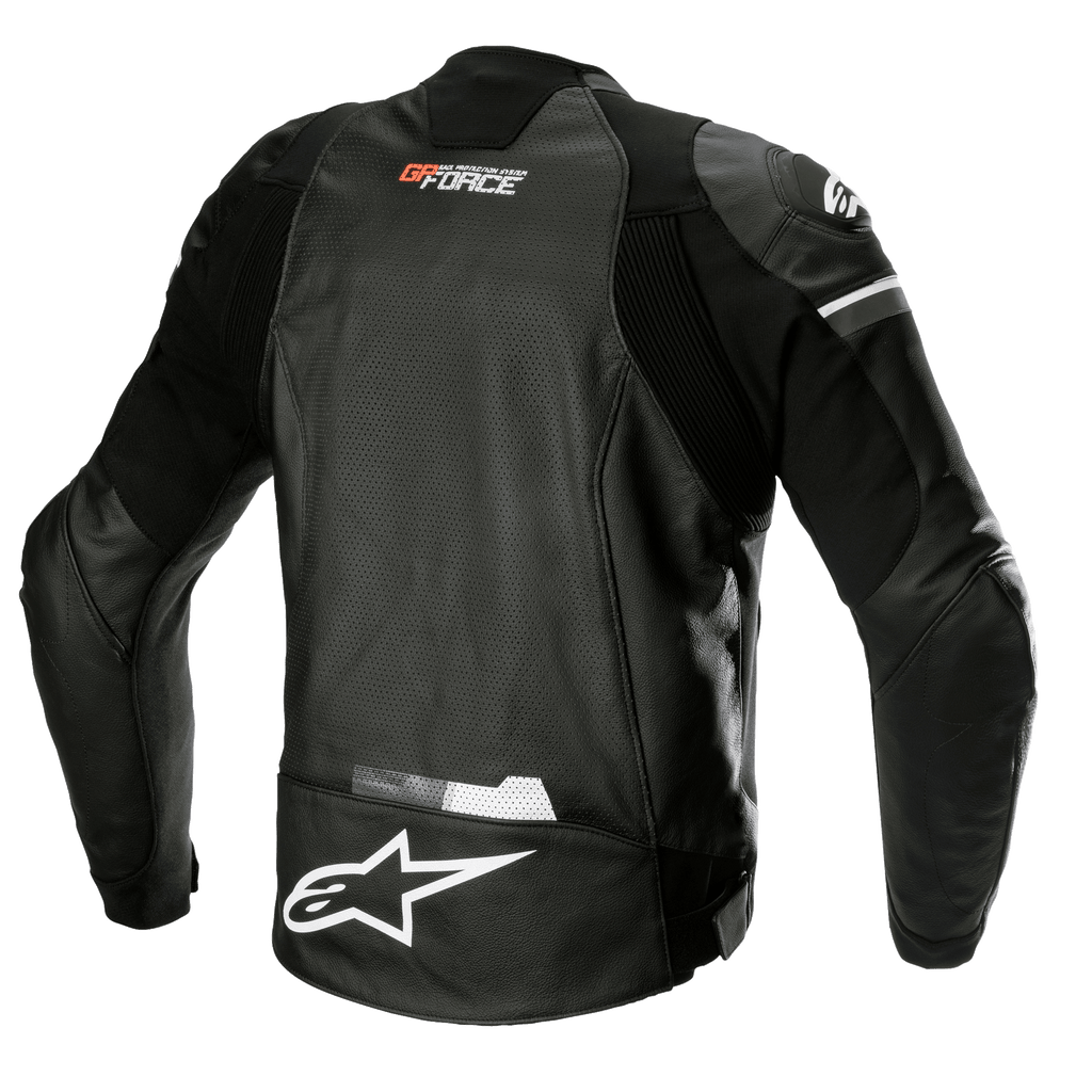 Alpinestars GP Force Airflow Leather Jacket, nera, vista posteriore con pelle di bufalo perforata per la ventilazione, marchio GP Force sul collo, grande logo a stella Alpinestars bianco sulla parte inferiore della schiena e pannelli elasticizzati integrati per una vestibilità sportiva
