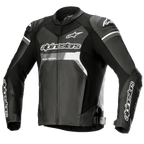 Giacca in pelle Alpinestars GP Force Airflow, nera con accenti bianchi e grigi, giacca da moto racing, pelle completamente traforata su petto e schiena per la ventilazione, slider esterni DFS Lite sulle spalle, logo Alpinestars bianco su petto e maniche, design sportivo per uso stradale