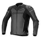 Alpinestars GP Force Airflow Leather Jacket, giacca da moto racing, nero e grigio scuro, pannelli perforati per la ventilazione, scivoli esterni per spalle DFS Lite, branding evidente su petto e maniche, costruzione in pelle premium con cinghie di regolazione in vita