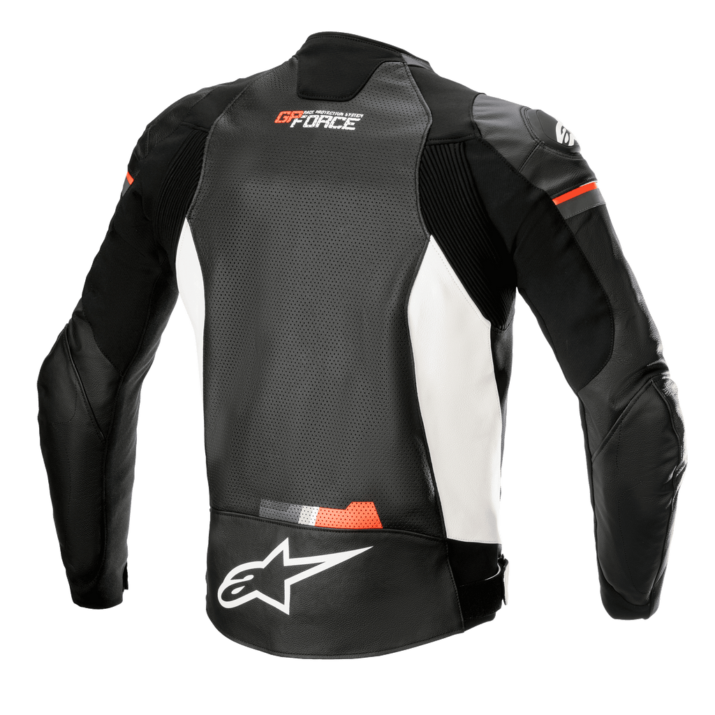 Giacca in pelle Alpinestars GP Force Airflow, vista posteriore, nero bianco e rosso fluo, pannello posteriore in pelle traforata per la ventilazione, inserti a soffietto su spalle e fianchi, logo Alpinestars bianco sulla parte inferiore della schiena, marchio GP Force sulla parte superiore della schiena, abbigliamento sportivo da moto