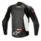 Giacca in pelle Alpinestars GP Force Airflow, vista posteriore, nero bianco e rosso fluo, pannello posteriore in pelle traforata per la ventilazione, inserti a soffietto su spalle e fianchi, logo Alpinestars bianco sulla parte inferiore della schiena, marchio GP Force sulla parte superiore della schiena, abbigliamento sportivo da moto