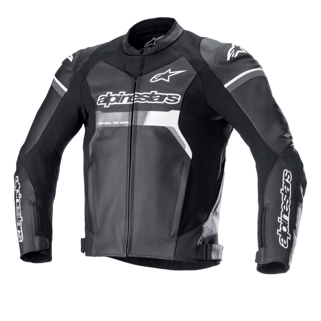 Giacca in pelle Alpinestars GP Force, nero con dettagli bianchi e grigi, giacca da moto racing, struttura in pregiata pelle bovina, logo Alpinestars su petto e maniche, slider spalla DFS Lite, vestibilità sportiva ergonomica per la guida su strada.