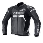 Giacca in pelle Alpinestars GP Force, nero con dettagli bianchi e grigi, giacca da moto racing, struttura in pregiata pelle bovina, logo Alpinestars su petto e maniche, slider spalla DFS Lite, vestibilità sportiva ergonomica per la guida su strada.