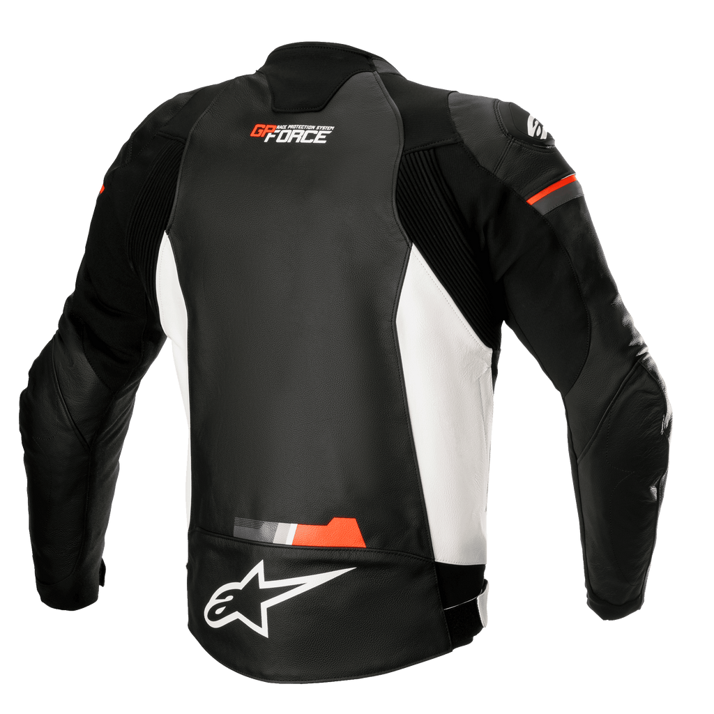 Giacca in pelle Alpinestars GP Force, giacca da moto in pelle, nero, bianco e rosso fluo, vista posteriore con pannelli laterali bianchi e dettagli rosso fluo, loghi Alpinestars e GP Force, design sportivo con pannelli elastici a soffietto