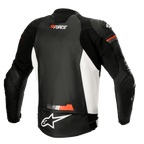 Giacca in pelle Alpinestars GP Force, giacca da moto in pelle, nero, bianco e rosso fluo, vista posteriore con pannelli laterali bianchi e dettagli rosso fluo, loghi Alpinestars e GP Force, design sportivo con pannelli elastici a soffietto