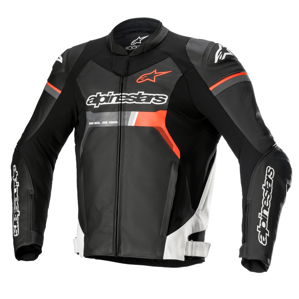 Giacca in pelle Alpinestars GP Force, giacca da moto racing, nero con accenti bianchi e rosso fluo, con marchio Alpinestars in evidenza su petto e maniche, costruzione in pregiata pelle bovina con protezioni spalle DFS Lite, silhouette aerodinamica