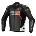 Giacca in pelle Alpinestars GP Force, giacca da moto racing, nero con accenti bianchi e rosso fluo, con marchio Alpinestars in evidenza su petto e maniche, costruzione in pregiata pelle bovina con protezioni spalle DFS Lite, silhouette aerodinamica