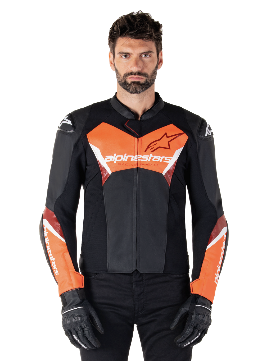 Giacca in pelle Alpinestars Faster V3, giacca da moto sportiva, nero e rosso fluo, indossata da un modello uomo con guanti e pantaloni da moto neri, con logo Alpinestars su petto e avambracci, realizzata in pelle premium per la guida su strada.