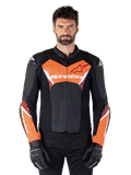 Giacca in pelle Alpinestars Faster V3, giacca da moto sportiva, nero e rosso fluo, indossata da un modello uomo con guanti e pantaloni da moto neri, con logo Alpinestars su petto e avambracci, realizzata in pelle premium per la guida su strada.