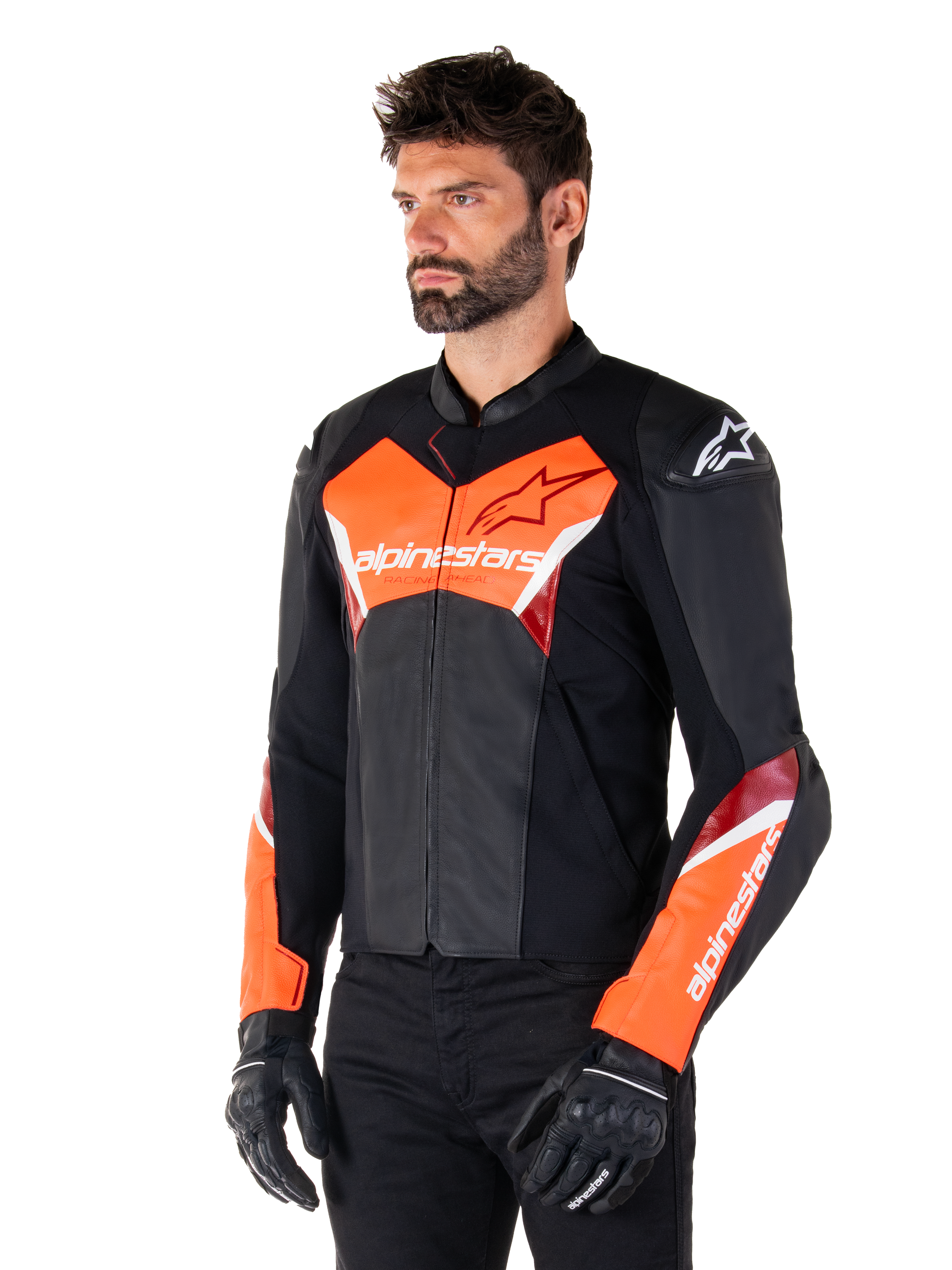 Giacca in pelle Alpinestars Faster V3, nero e rosso fluo, giacca da moto sportiva premium con accenti bianchi e rossi, marchio Alpinestars su petto e maniche, indossata con guanti e pantaloni da moto neri