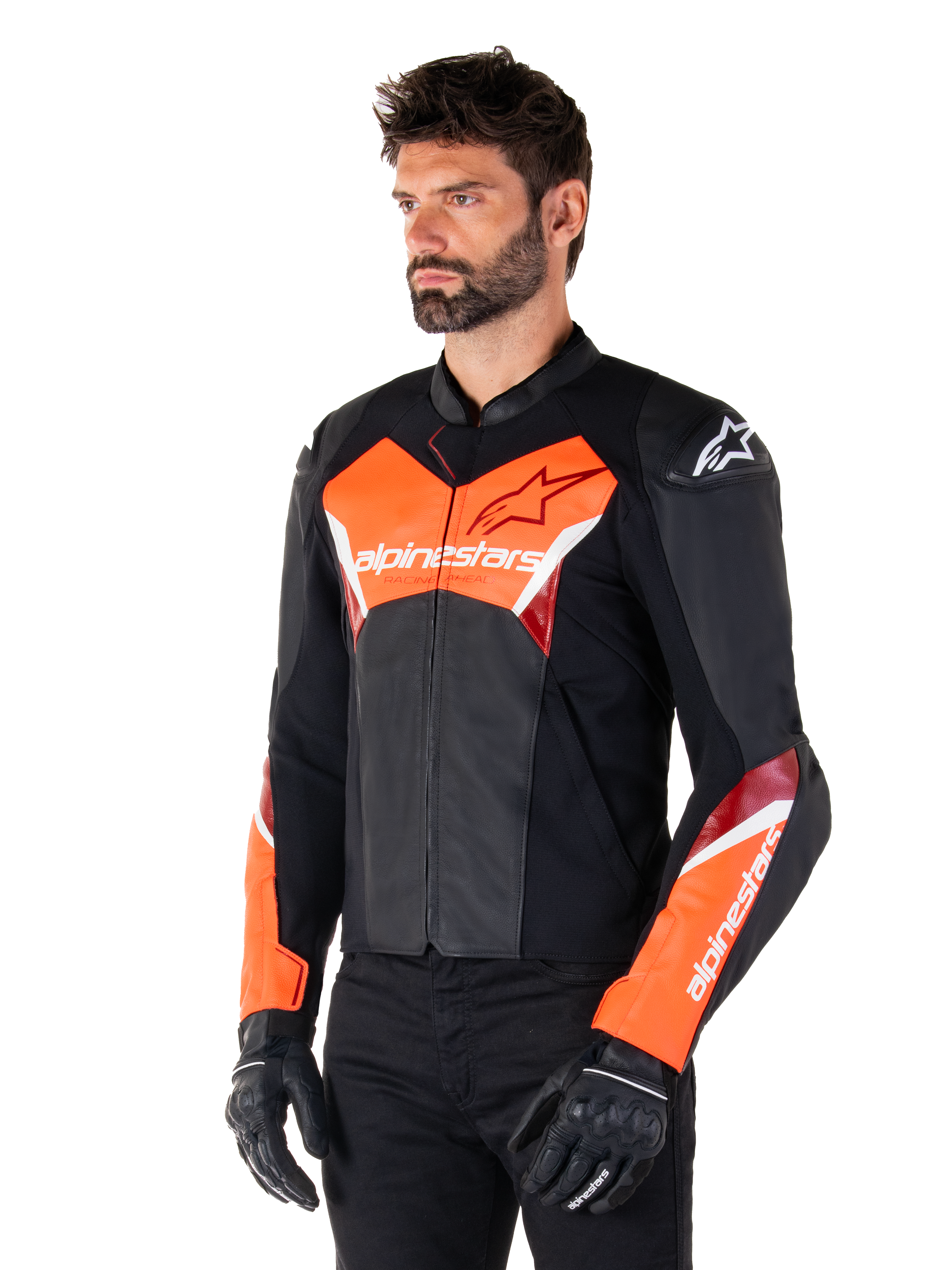 Giacca in pelle Alpinestars Faster V3, nero e rosso fluo, giacca da moto sportiva premium con accenti bianchi e rossi, marchio Alpinestars su petto e maniche, indossata con guanti e pantaloni da moto neri