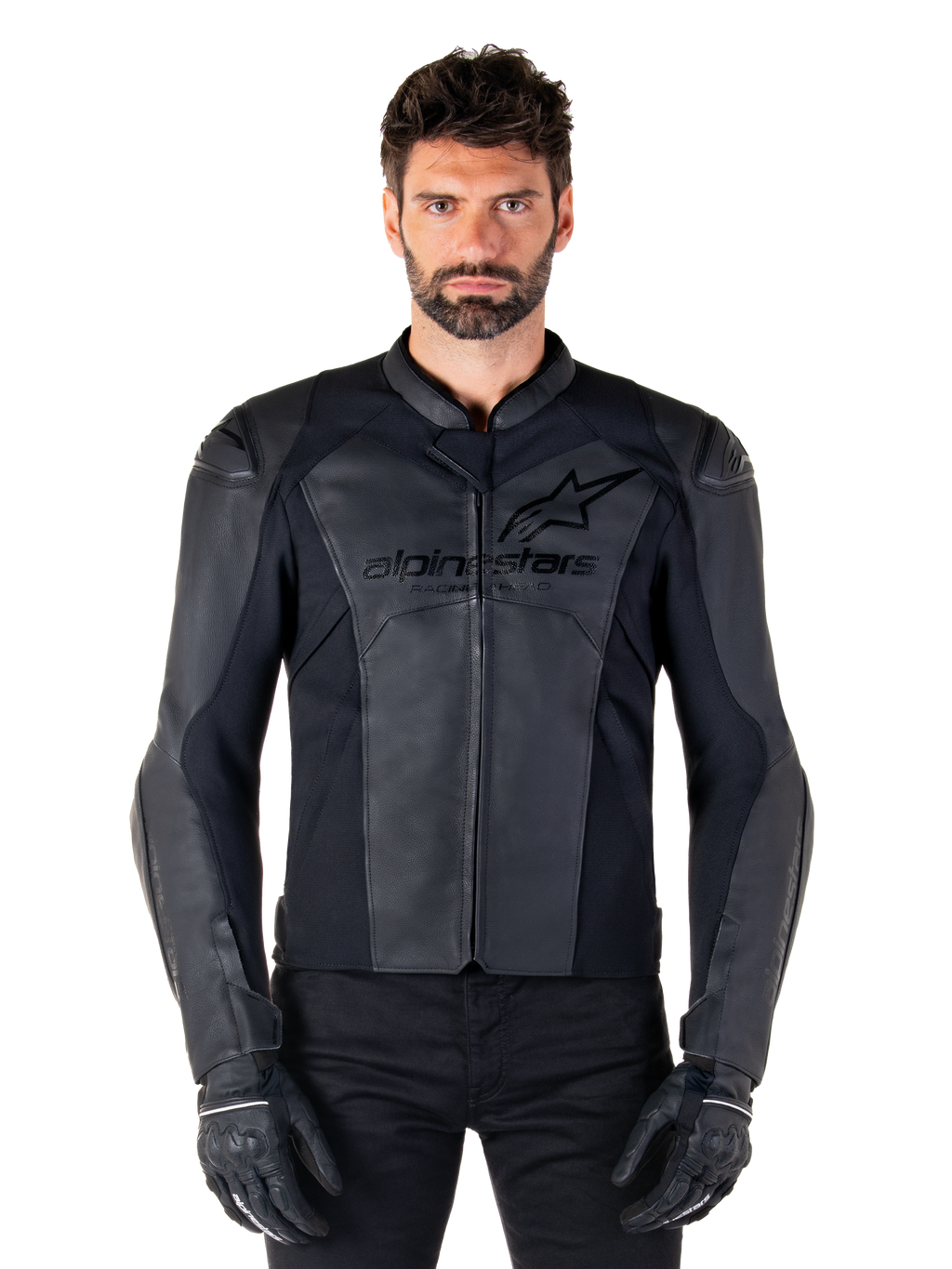 Giacca in pelle Alpinestars Faster V3, giacca da moto nera, pelle premium con pannelli elasticizzati HRSF, vestibilità sportiva, spalle rinforzate con protezioni, indossata con guanti neri, equipaggiamento professionale per la guida su strada