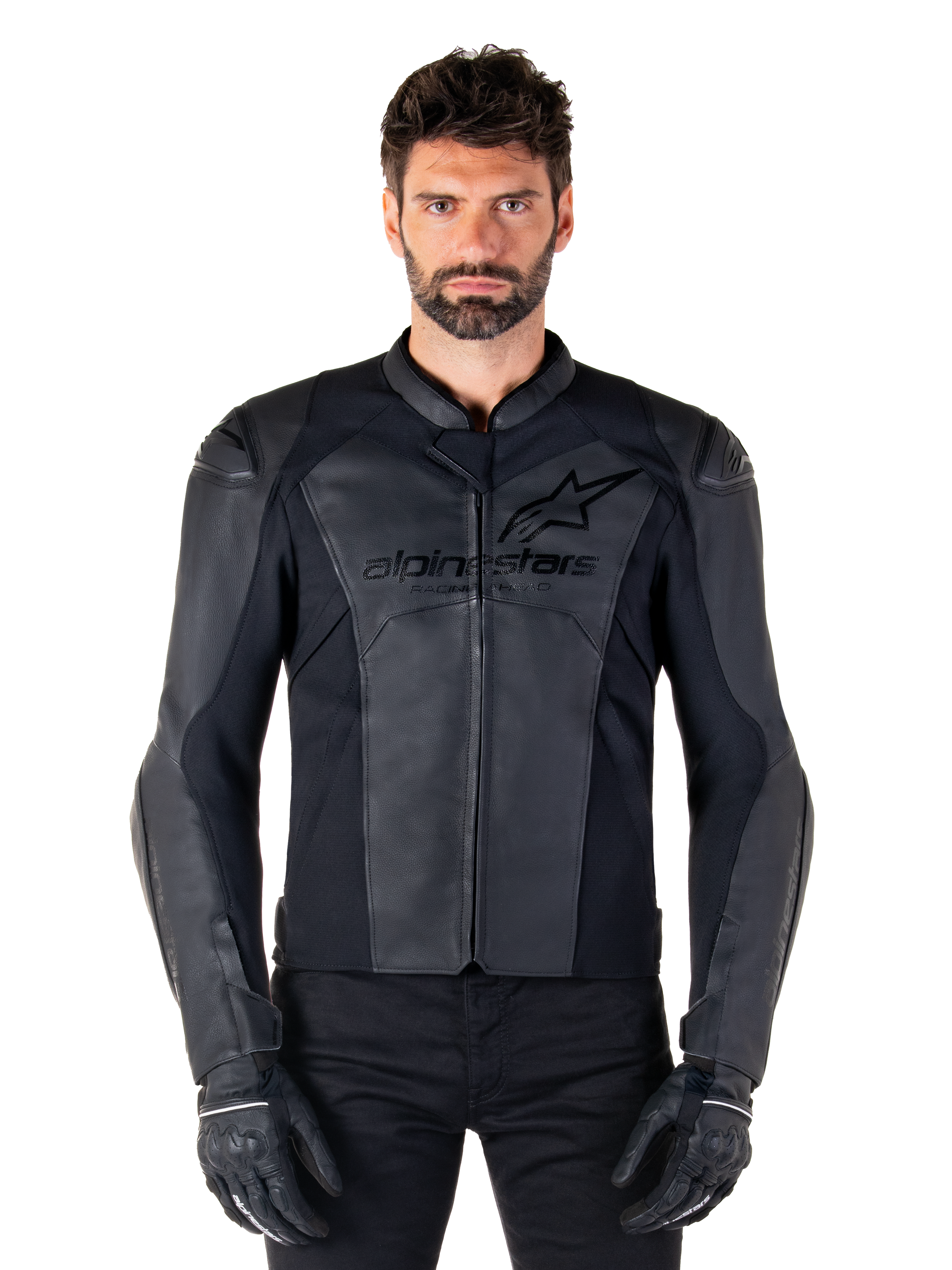 Giacca in pelle Alpinestars Faster V3, giacca da moto nera, pelle premium con pannelli elasticizzati HRSF, vestibilità sportiva, spalle rinforzate con protezioni, indossata con guanti neri, equipaggiamento professionale per la guida su strada