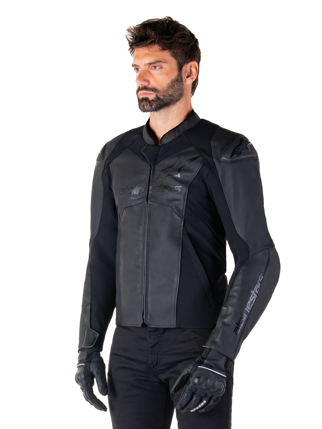 Giacca in pelle Alpinestars Faster V3, giacca da moto sportiva, Nero, indossata da un modello uomo con pantaloni e guanti neri, costruzione in pelle pregiata con pannelli elasticizzati e protezioni per le spalle DFS GP Lite, silhouette sportiva elegante e moderna