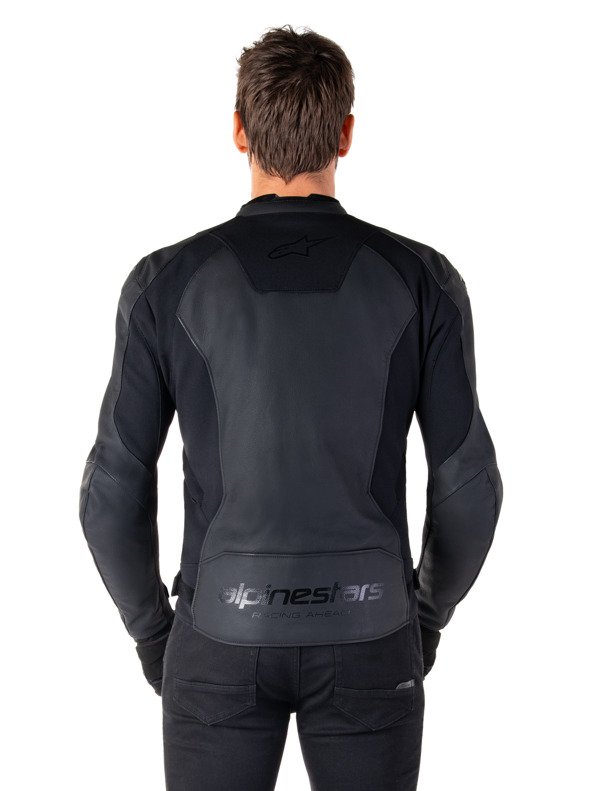 Vista posteriore di un uomo che indossa la giacca in pelle Alpinestars Faster V3 in Black Black, con pannelli in pelle premium e inserti elasticizzati flessibili, loghi discreti 'alpinestars' e 'RACING AHEAD' sulla parte bassa della schiena, vestibilità sportiva per la guida in moto.