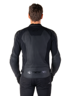 Vista posteriore di un uomo che indossa la giacca in pelle Alpinestars Faster V3 in Black Black, con pannelli in pelle premium e inserti elasticizzati flessibili, loghi discreti 'alpinestars' e 'RACING AHEAD' sulla parte bassa della schiena, vestibilità sportiva per la guida in moto.