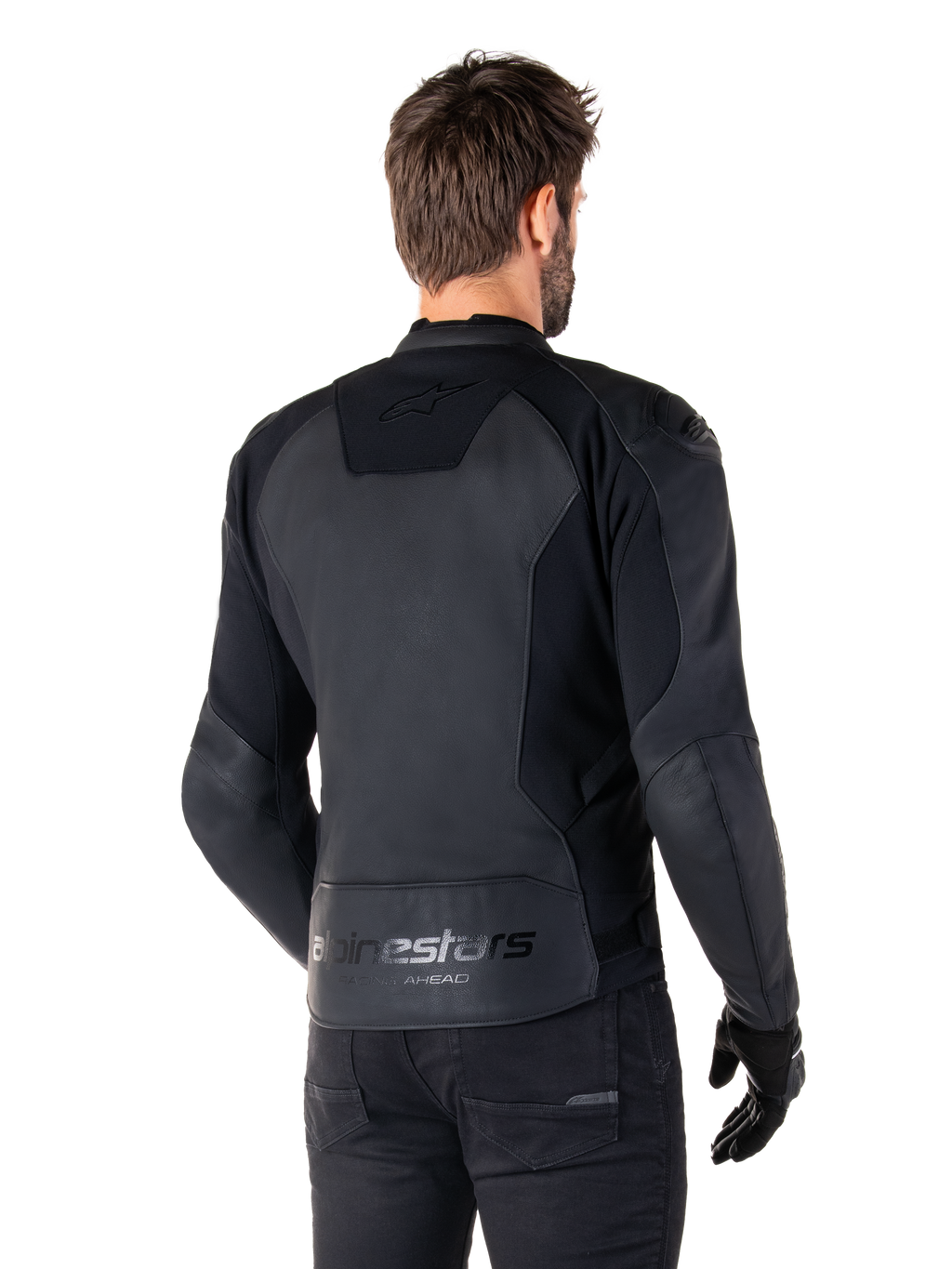 Alpinestars Faster V3 Leather Jacket, Nero, vista posteriore del modello che indossa la giacca sportiva da moto, con loghi 'alpinestars' e 'RACING AHEAD' sulla parte inferiore della schiena, pelle premium con pannelli opachi, silhouette sportiva moderna per la guida della moto