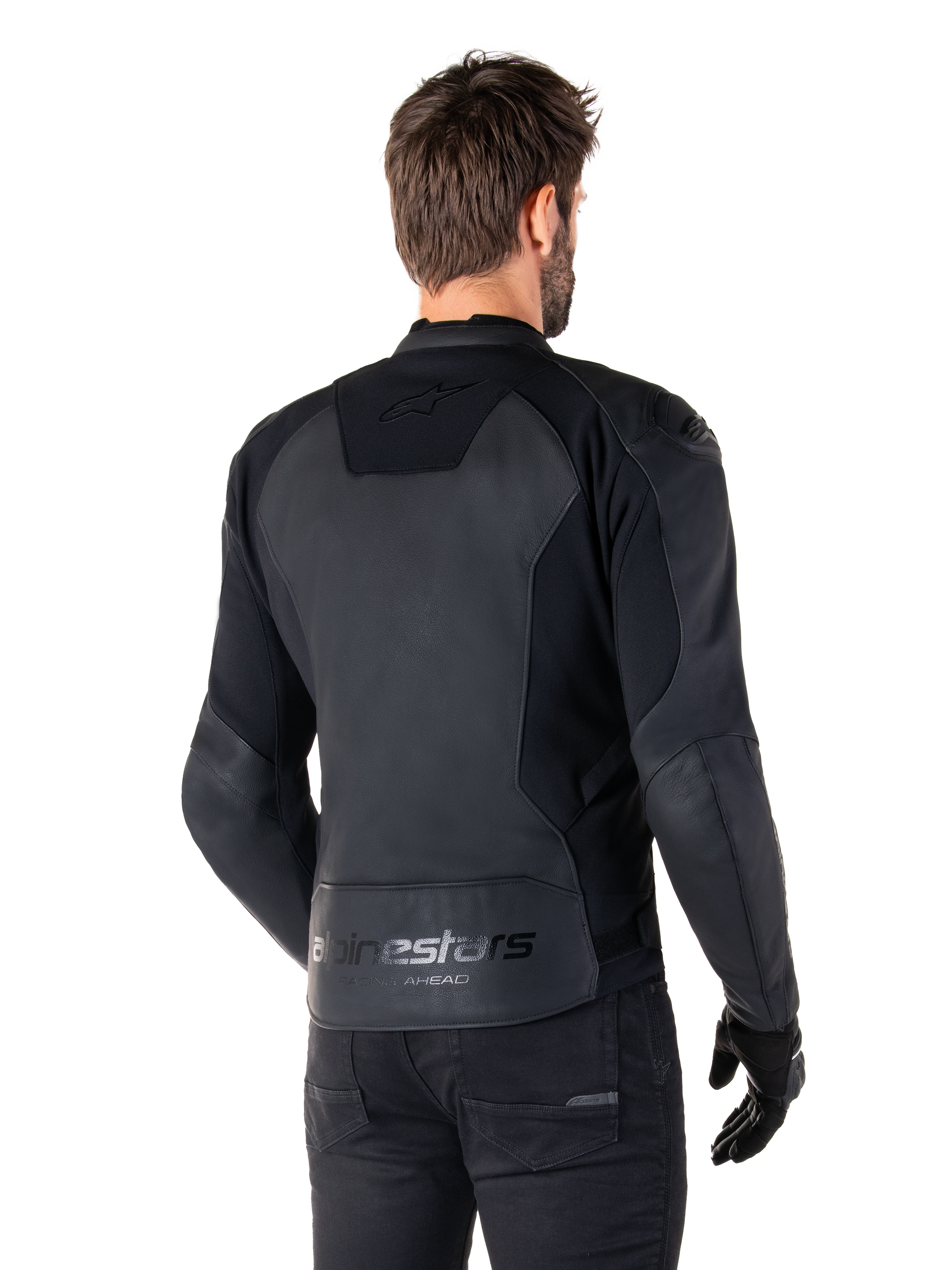 Alpinestars Faster V3 Leather Jacket, Nero, vista posteriore del modello che indossa la giacca sportiva da moto, con loghi 'alpinestars' e 'RACING AHEAD' sulla parte inferiore della schiena, pelle premium con pannelli opachi, silhouette sportiva moderna per la guida della moto