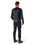 Alpinestars Faster V3 Leather Jacket, giacca in pelle da moto, nero, vista posteriore su un pilota, con pannelli in pelle pregiata e marchio Alpinestars in rilievo, abbinata a pantaloni e stivali da moto neri per un look sportivo completo.