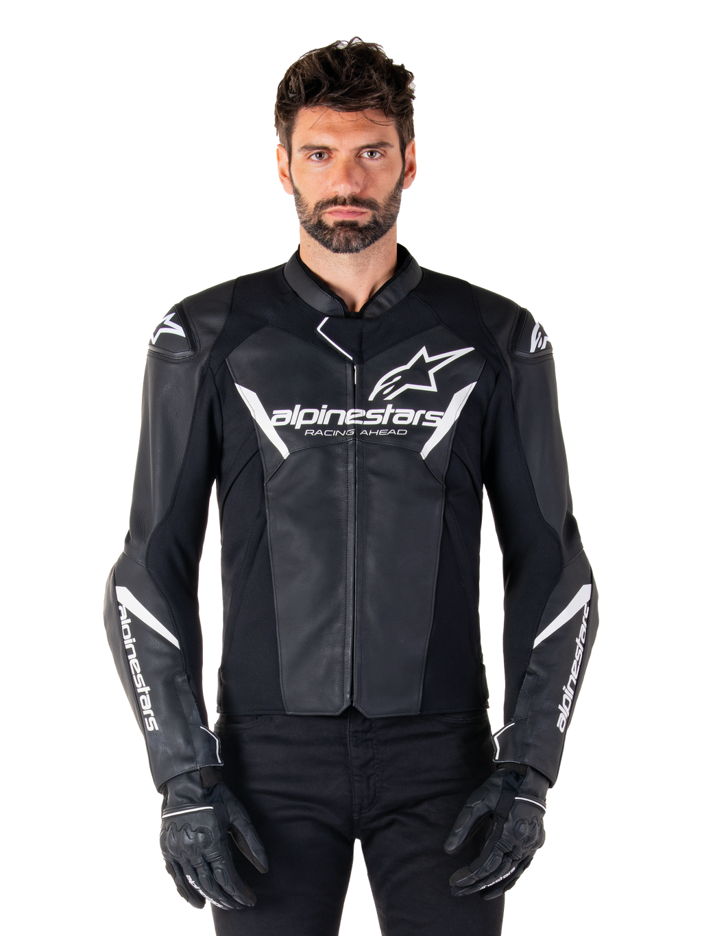Giacca in pelle Alpinestars Faster V3, giacca da moto sportiva nera e bianca, con loghi bianchi e scritta 'Racing Ahead' sul petto, design elegante in pelle con dettagli angolari sulle maniche, indossata con guanti da corsa neri