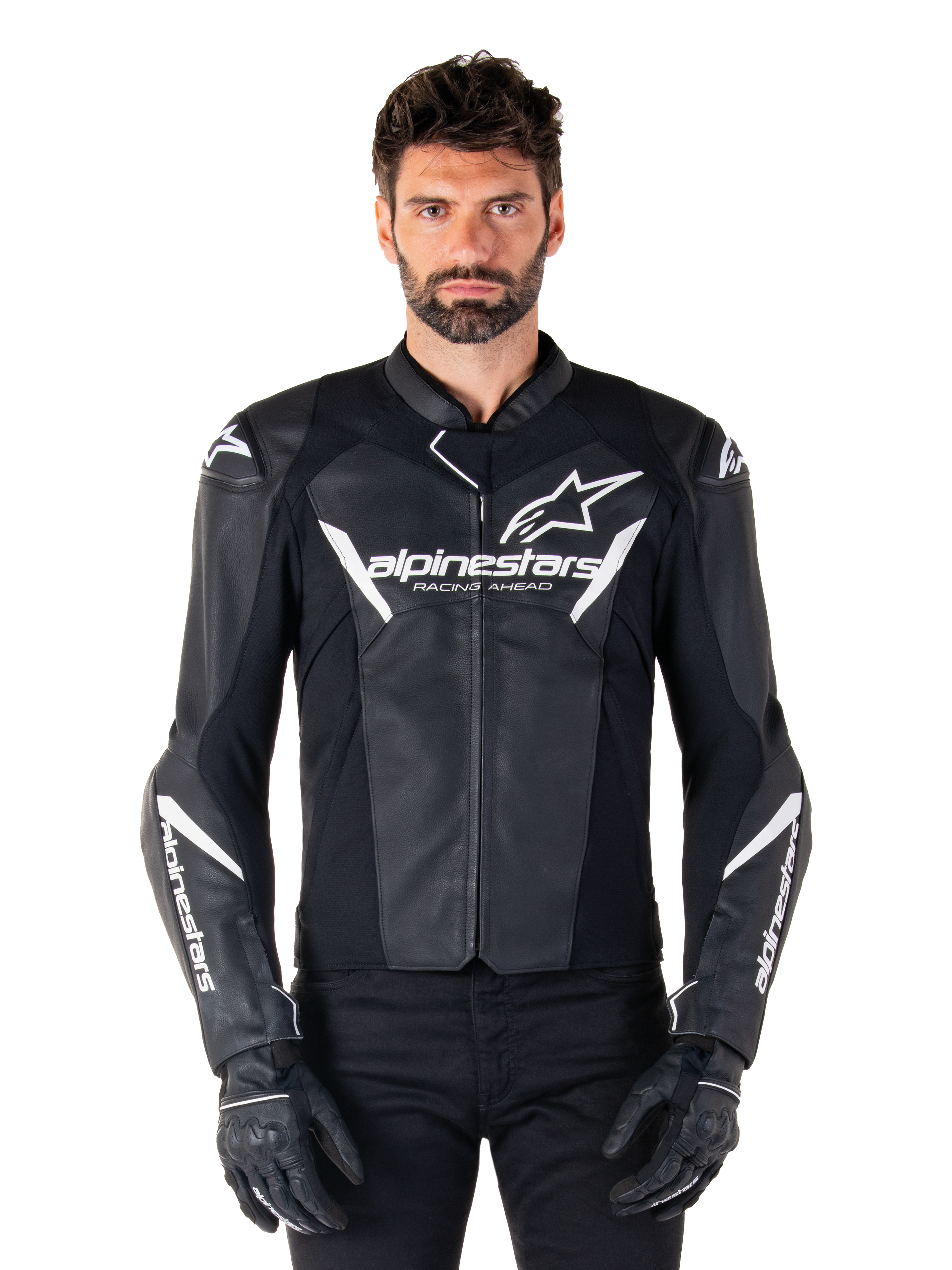 Giacca in pelle Alpinestars Faster V3, giacca da moto sportiva nera e bianca, con loghi bianchi e scritta 'Racing Ahead' sul petto, design elegante in pelle con dettagli angolari sulle maniche, indossata con guanti da corsa neri
