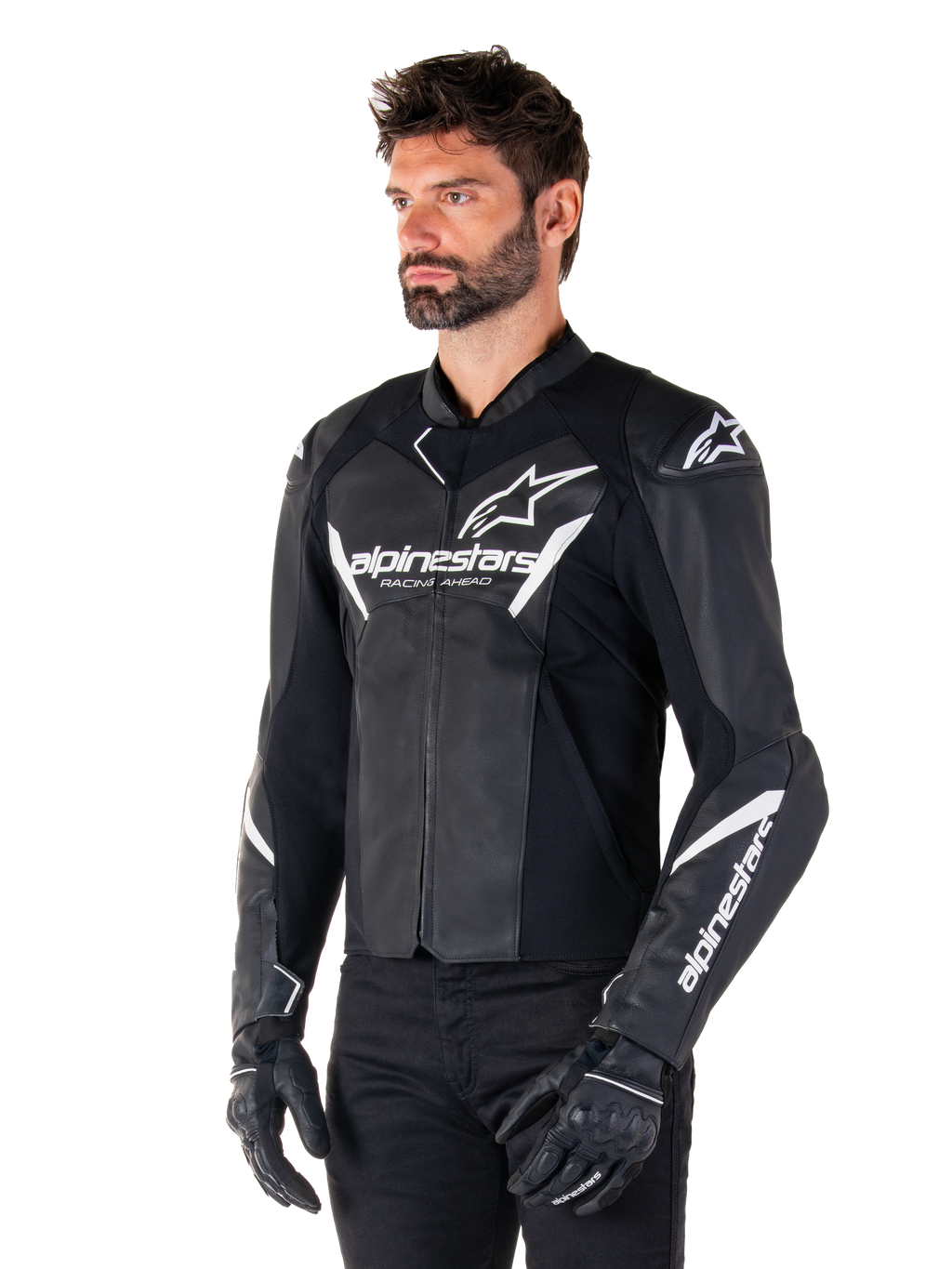 Giacca in pelle Alpinestars Faster V3, giacca da moto sportiva, nero e bianco, prominente logo Alpinestars bianco e scritta 'Racing Ahead' sul petto, loghi a stella sulle spalle, costruzione in pelle premium con pannelli elasticizzati, indossata da un modello con pantaloni e guanti neri