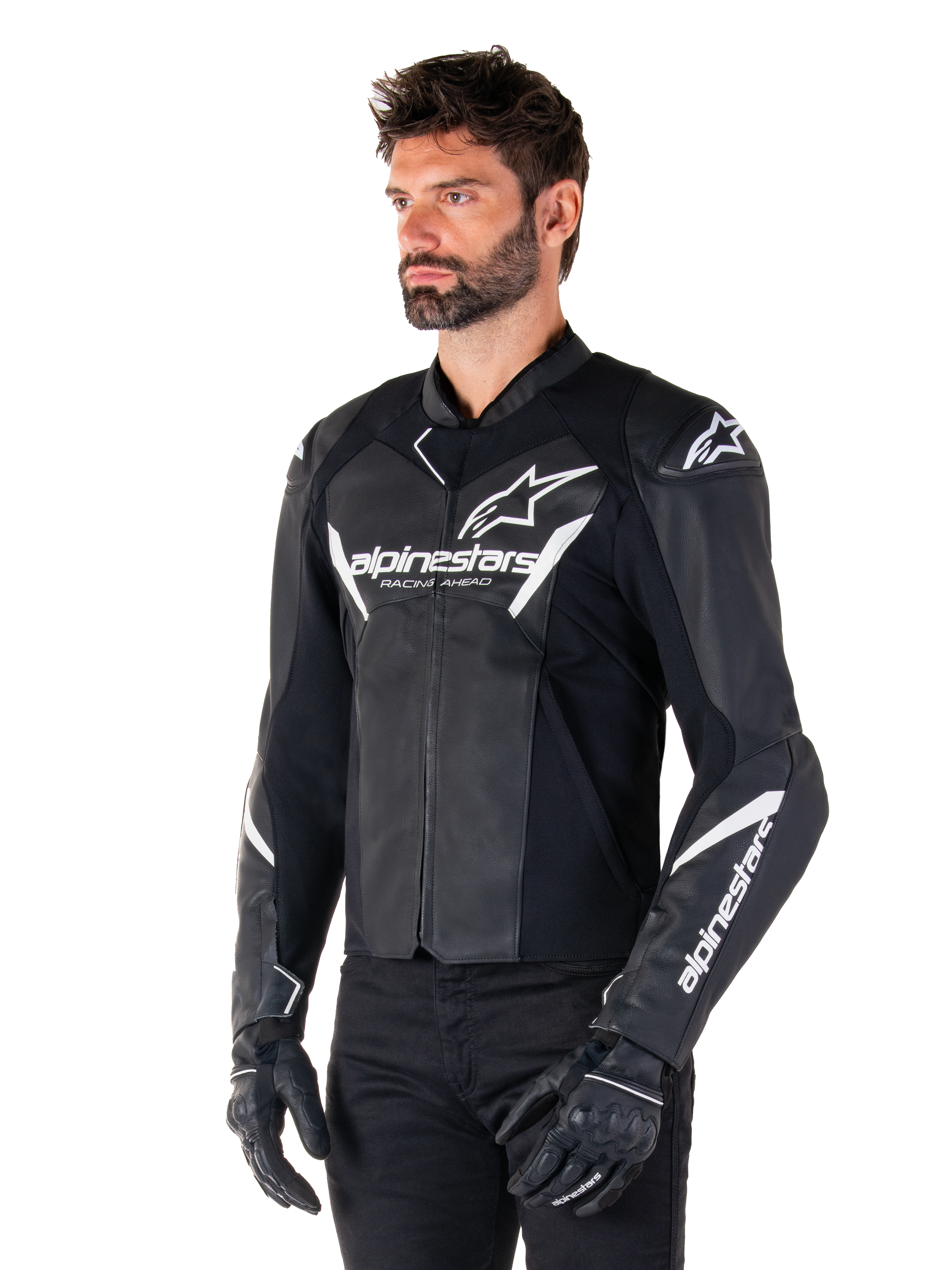 Giacca in pelle Alpinestars Faster V3, giacca da moto sportiva, nero e bianco, prominente logo Alpinestars bianco e scritta 'Racing Ahead' sul petto, loghi a stella sulle spalle, costruzione in pelle premium con pannelli elasticizzati, indossata da un modello con pantaloni e guanti neri