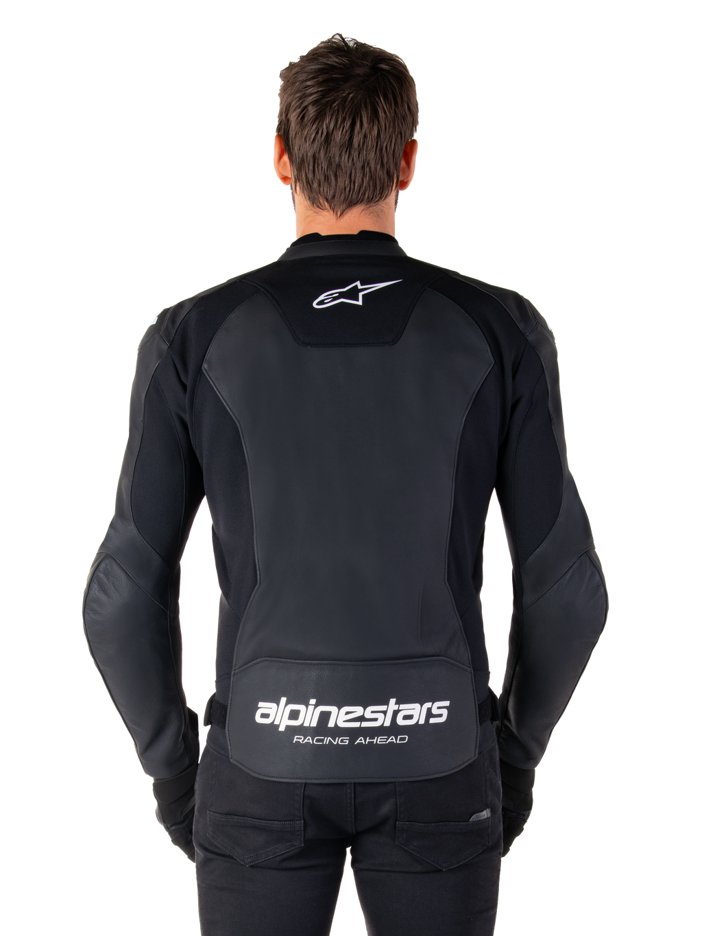 Giacca in pelle Alpinestars Faster V3, giacca da moto sportiva, nero con loghi bianchi, vista posteriore indossata da un modello, con logo Alpinestars sulla parte superiore della schiena e scritta 'RACING AHEAD' sulla parte inferiore, costruzione in pelle premium con pannelli elasticizzati ergonomici.