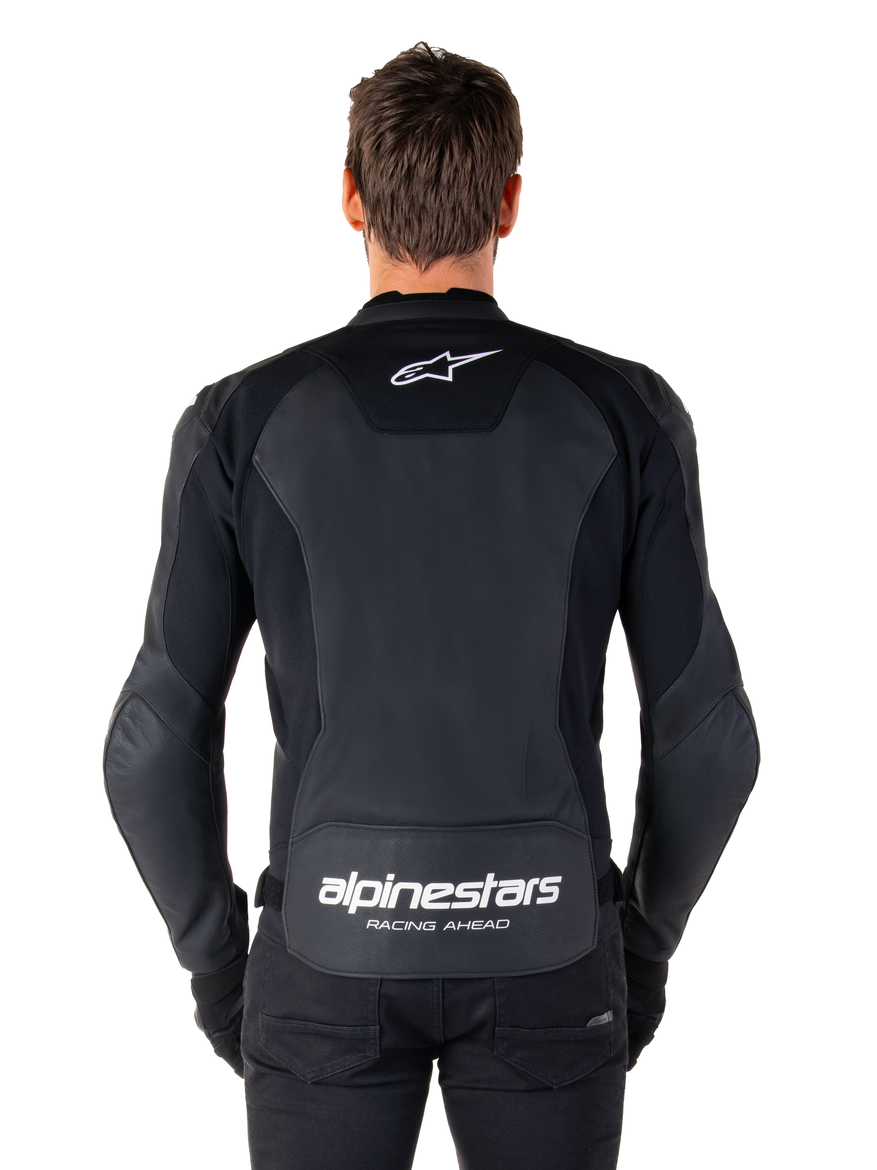 Giacca in pelle Alpinestars Faster V3, giacca da moto sportiva, nero con loghi bianchi, vista posteriore indossata da un modello, con logo Alpinestars sulla parte superiore della schiena e scritta 'RACING AHEAD' sulla parte inferiore, costruzione in pelle premium con pannelli elasticizzati ergonomici.