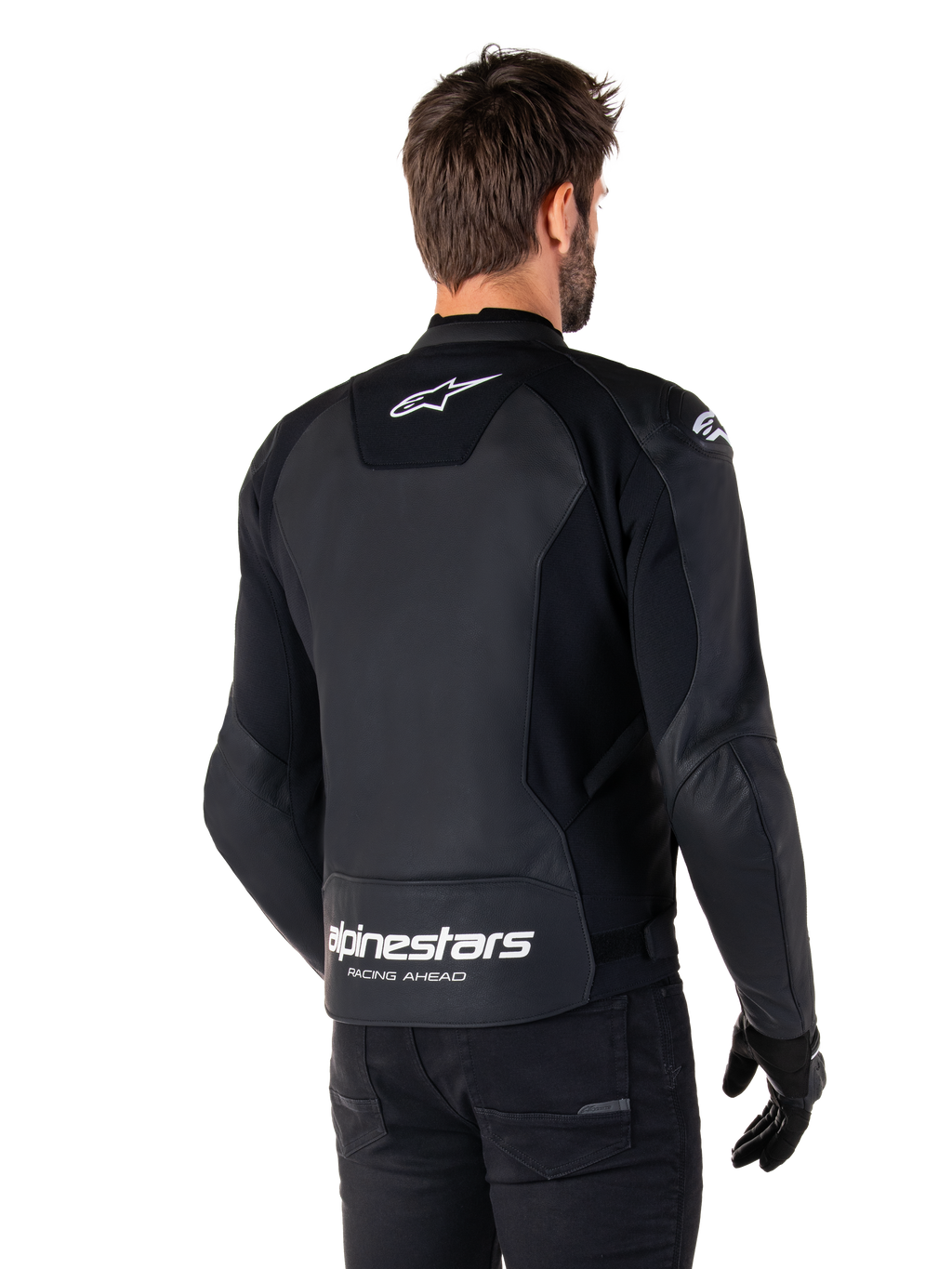Giacca in pelle Alpinestars Faster V3, nero e bianco, vista posteriore su un pilota, con logo a stella bianco sulla parte superiore della schiena e grande marchio Alpinestars con "Racing Ahead" sulla parte inferiore del retro, retro allungato per una maggiore copertura durante la guida, costruzione in pelle sportiva premium