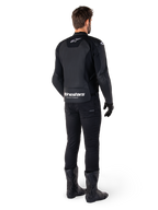 Giacca in pelle Alpinestars Faster V3, vista posteriore, nero e bianco, con marchio 'alpinestars RACING AHEAD' sulla parte bassa della schiena, indossata con pantaloni e stivali da moto neri, giacca da moto in pelle di derivazione sportiva con pannelli elasticizzati