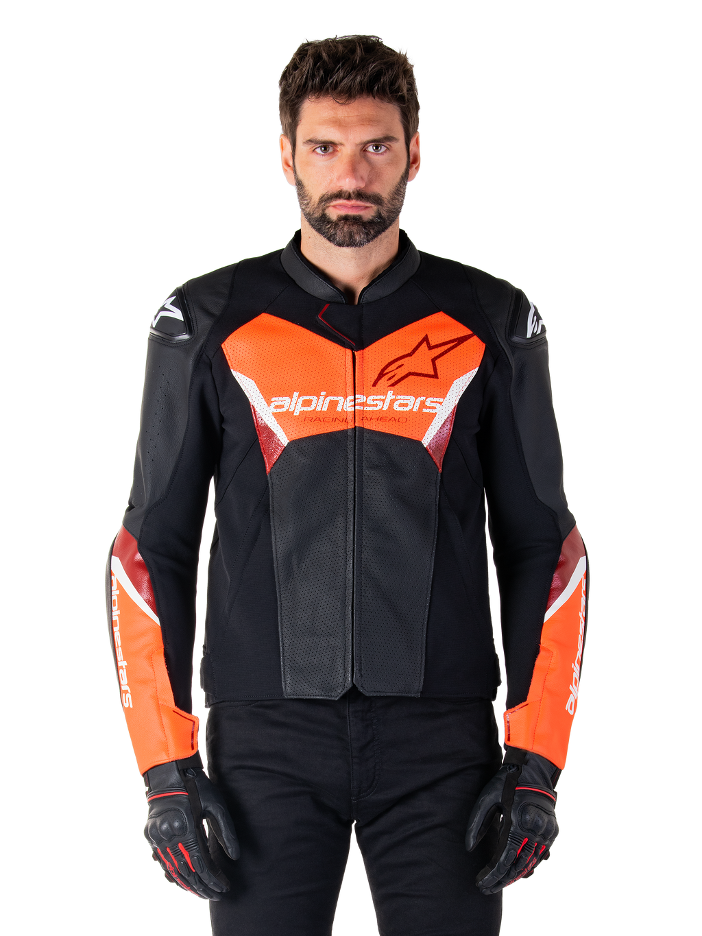 Alpinestars Faster V3 Airflow Leather Jacket, giacca da moto sportiva, nero e rosso fluo, struttura in pelle traforata con dettagli bianchi e rossi, indossata con guanti neri, abbigliamento tecnico per guida su strada