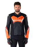 Alpinestars Faster V3 Airflow Leather Jacket, giacca da moto sportiva, nero e rosso fluo, struttura in pelle traforata con dettagli bianchi e rossi, indossata con guanti neri, abbigliamento tecnico per guida su strada