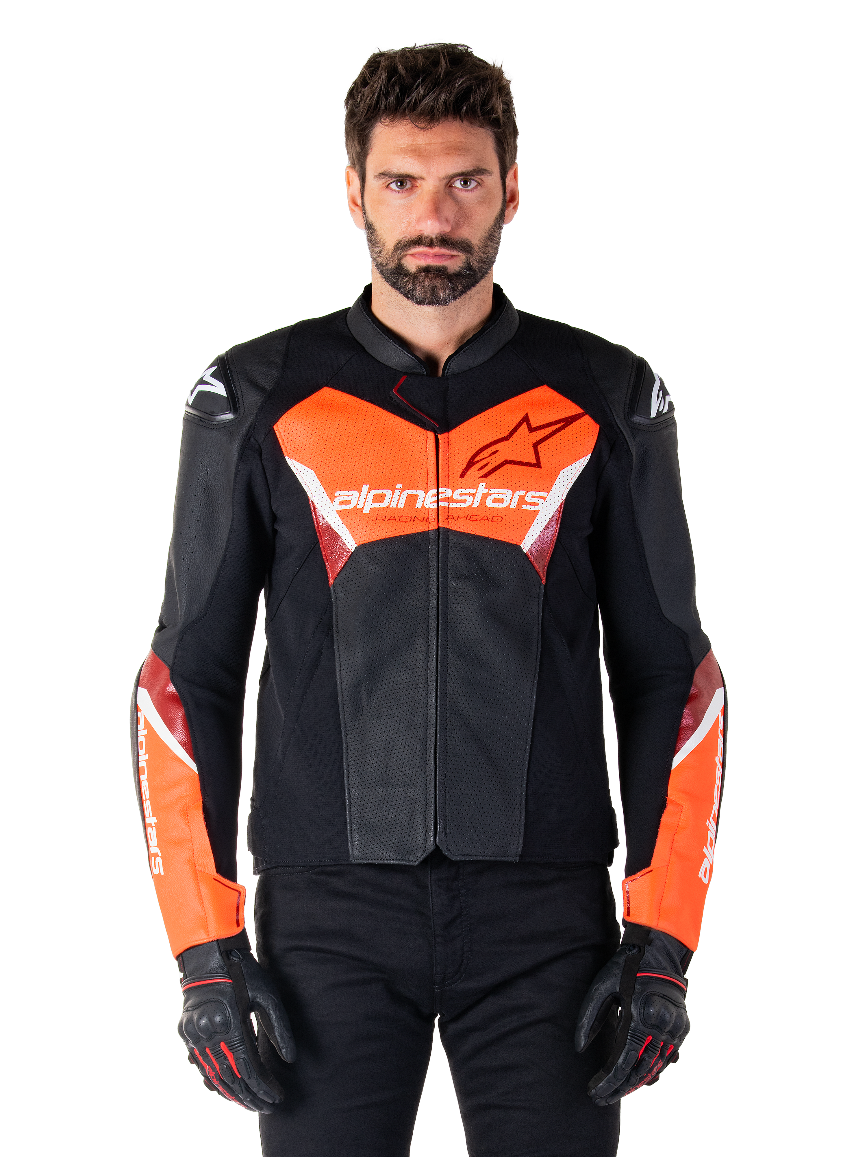 Alpinestars Faster V3 Airflow Leather Jacket, giacca da moto sportiva, nero e rosso fluo, struttura in pelle traforata con dettagli bianchi e rossi, indossata con guanti neri, abbigliamento tecnico per guida su strada